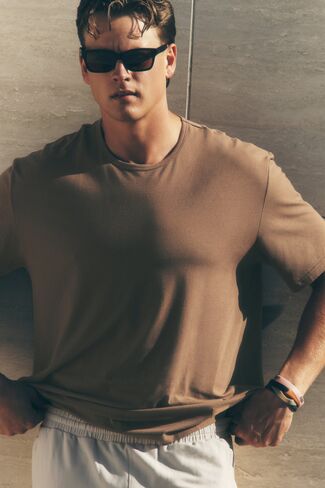Alo Yoga Street Essential Tee - Java Brown in Kuwait