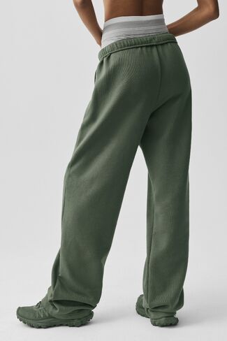 Alo Yoga Accolade Straight Leg Sweatpant - Bamboo Green in Kuwait