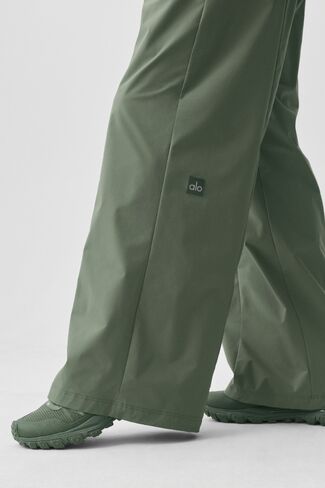 Alo Yoga High-Waist Momentum Straight Leg Pant - Bamboo Green in Kuwait