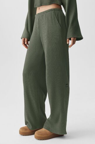 Alo Yoga Ribbed Mid-Rise Reset Pant - Bamboo Green in Kuwait