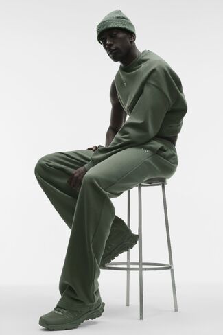 Alo Yoga Accolade Straight Leg Sweatpant - Bamboo Green in Kuwait