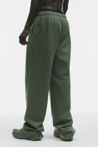 Alo Yoga Accolade Straight Leg Sweatpant - Bamboo Green in Kuwait