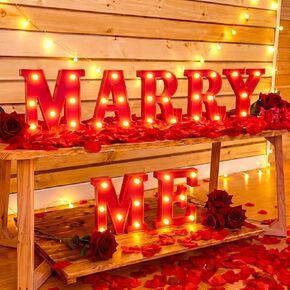 مجموعة ديكورات مقترحة للضوء من Marry Me Letters تتضمن 7 مصابيح LED Marry Me Sign Marry Me Letters ضوء ليلي رومانسي و1000 بتلة ورد لديكور الزفاف والخطوبة (أصفر فاتح، أحمر) in Kuwait