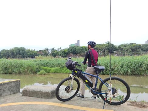 Bike Fishing Rod Holder，Bike Fishing Rod Rack and Carrier,Easy Mounts Rod to Your Bicycle,for Bicycle Fishing in Kuwait
