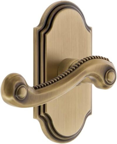 دمية مزدوجة ذات لوحة طويلة مقوسة من Grandeur Hardware مع رافعة نيوبورت من النحاس العتيق in Saudi Arabia