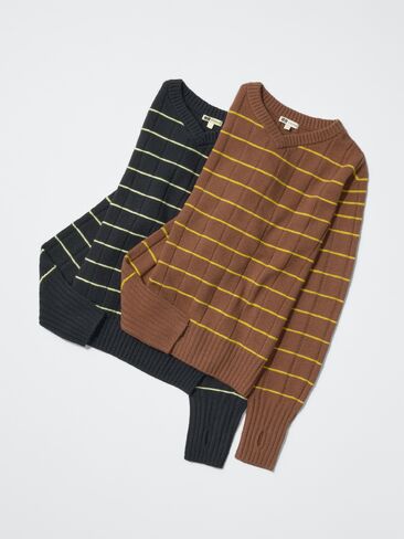 Uniqlo 3D Knit V-Neck Sweater in Kuwait