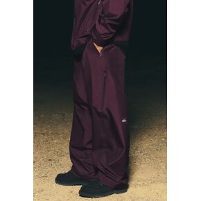 Alo Yoga Alpha Shell Pant - Rich Bordeaux in Kuwait