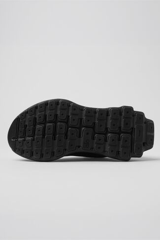 Alo Yoga ALO Runner (Unisex) - Black/Black in Kuwait
