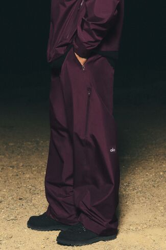 Alo Yoga Alpha Shell Pant - Rich Bordeaux in Kuwait