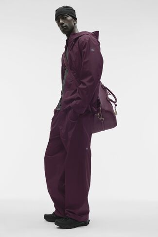 Alo Yoga Alpha Shell Pant - Rich Bordeaux in Kuwait