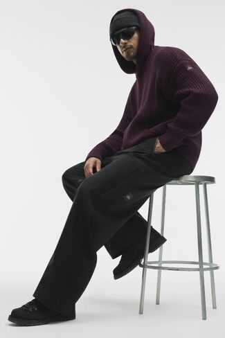 Alo Yoga Alpha Max Shell Pant - Black in Kuwait