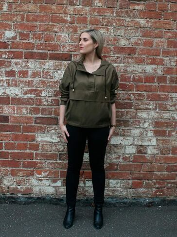 نمط الخياطة المقوس - بلوزة كينيدي بغطاء للرأس (الأحجام 10-22) in Kuwait