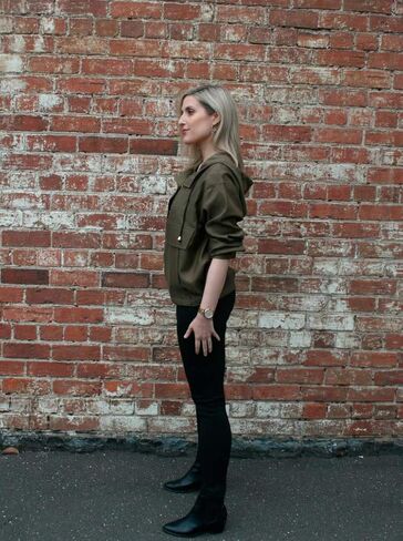 نمط الخياطة المقوس - بلوزة كينيدي بغطاء للرأس (الأحجام 10-22) in Kuwait