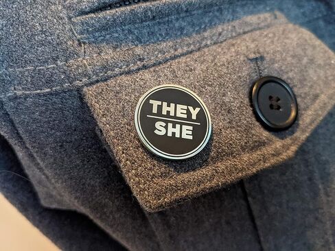 دبوس ضمير من المينا الصلب الدائري الأسود والفضي | شارة زر الضمير الأنثوي غير الثنائي in Kuwait