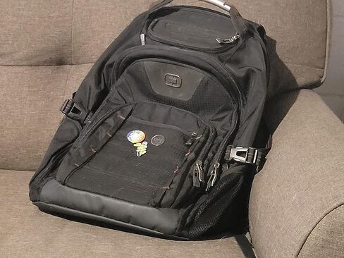 دبوس ضمير من المينا الصلب الدائري الأسود والفضي | شارة زر الضمير الأنثوي غير الثنائي in Kuwait