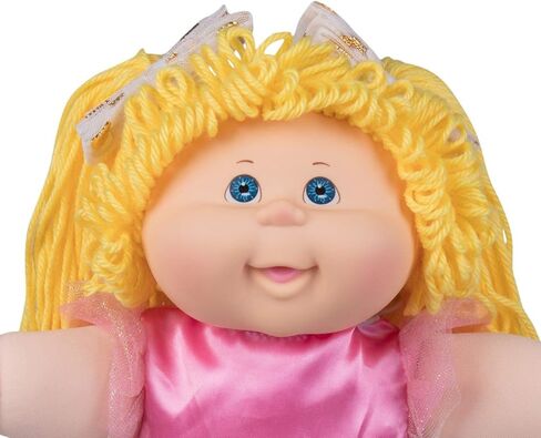 دمية كلاسيكية للأطفال من Cabbage Patch مع شعر غزل حقيقي، 40.64 سم - دمية طفل أصلية قابلة للتبني على الطراز القديم - مرخصة رسميًا - هدية للفتيات - عيون شقراء/زرقاء in Kuwait