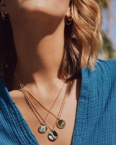 قلادة بقلادة بوصلة جورجانا، مطلية بالذهب عيار 18 قيراط، سلسلة قابلة للتعديل، مينا فيروزي مطلي يدويًا in Kuwait