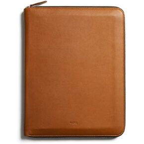 Bellroy Work Folio A4 (محفظة جلدية فاخرة، إغلاق بسحاب، منظم دفاتر الملاحظات والأقلام والهاتف والبطاقات والمزيد) - كراميل in Kuwait