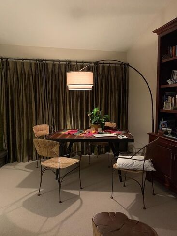 مصباح أرضي من Brightech Mason Arc - مصباح قائم على الزاوية الحديثة مع غطاء مصباح طبل معلق فريد لغرفة المعيشة - إضاءة علوية ساطعة، إضاءة معلقة منحنية لغرفة النوم. مكتبة دن - برونزية in Kuwait