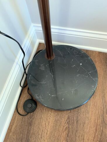 مصباح أرضي من Brightech Mason Arc - مصباح قائم على الزاوية الحديثة مع غطاء مصباح طبل معلق فريد لغرفة المعيشة - إضاءة علوية ساطعة، إضاءة معلقة منحنية لغرفة النوم. مكتبة دن - برونزية in Kuwait