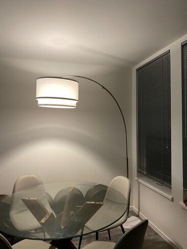 مصباح أرضي من Brightech Mason Arc - مصباح قائم على الزاوية الحديثة مع غطاء مصباح طبل معلق فريد لغرفة المعيشة - إضاءة علوية ساطعة، إضاءة معلقة منحنية لغرفة النوم. مكتبة دن - برونزية in Kuwait