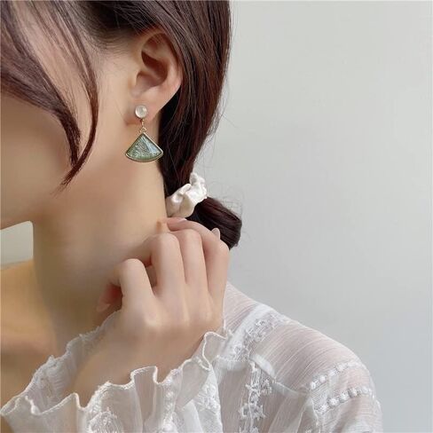 أقراط كريستال غير مرئية للنساء غير مثقوبة، مثلث ذهبي أخضر، مشبك مريح على أقراط ميابي غريس in Kuwait