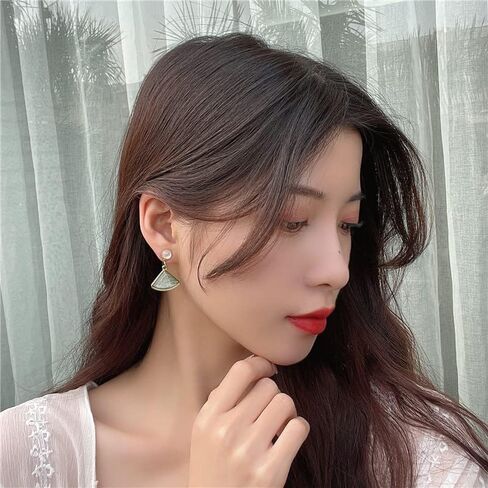 أقراط كريستال غير مرئية للنساء غير مثقوبة، مثلث ذهبي أخضر، مشبك مريح على أقراط ميابي غريس in Kuwait