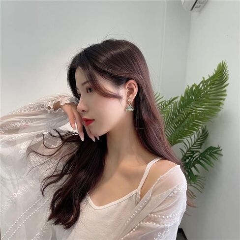 أقراط كريستال غير مرئية للنساء غير مثقوبة، مثلث ذهبي أخضر، مشبك مريح على أقراط ميابي غريس in Kuwait