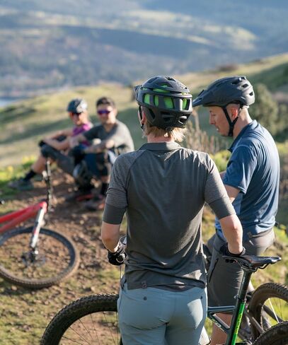 قميص نسائي خفيف الوزن وجيد التهوية من صوف ميرينو بأكمام قصيرة من Shower Pass... (ظل داكن، كبير) in Kuwait