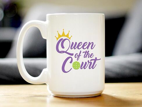 كوب قهوة Queen of the Court - هدايا كرة البيسبول للنساء - ديكور بطابع كرة البيسبول - كوب سيراميك أبيض كبير سعة 15 أونصة in Kuwait