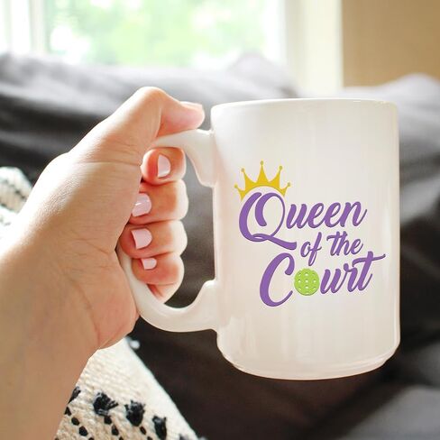 كوب قهوة Queen of the Court - هدايا كرة البيسبول للنساء - ديكور بطابع كرة البيسبول - كوب سيراميك أبيض كبير سعة 15 أونصة in Kuwait