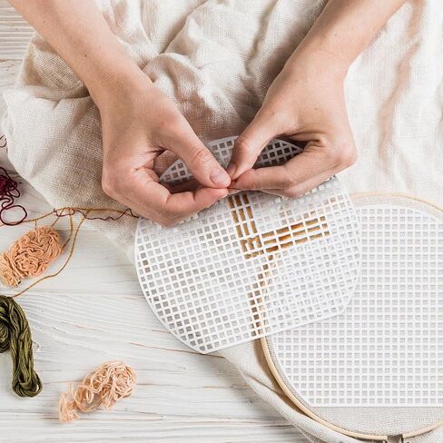 5 مجموعات من TXIN 5 مجموعات من أوراق القماش الشبكية البلاستيكية للتطريز والحياكة الشبكية DIY محفظة حقيبة يد إكسسوارات الكتف محفظة صنع اللوازم غزل صياغة مشاريع الكروشيه مع 20 قطعة من بروش in Kuwait