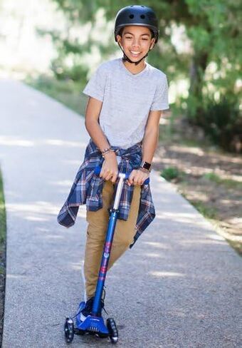 مايكرو® | سكوتر ماكسي ديلوكس ال اي دي 3 عجلات للأطفال | عجلات بأضواء LED | نظام دوار للإمالة | ارتفاع قابل للتعديل | 5-12 سنة | الأولاد والبنات in Kuwait