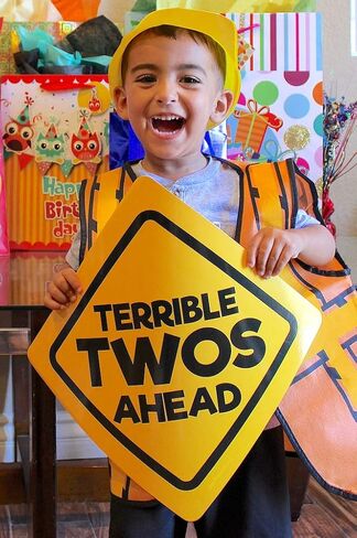 لافتات تحذيرية لعيد الميلاد من Terrible Twos Ahead Construction، مقاس X-Large in Saudi Arabia
