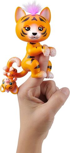 WowWee Fingerlings Light-Up Baby Black Panther وMini in Kuwait