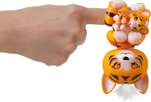 WowWee Fingerlings Light-Up Baby Black Panther وMini in Kuwait