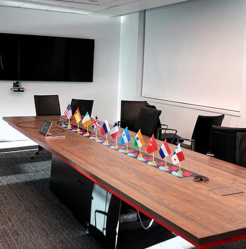 أعلام مكتب 100 دولة، علم مكتب الطاولة الدولي، علم طاولة صغير صغير فاخر مع عمود أبيض، قاعدة ذهبية، علم سطح مكتب مصغر للاحتفال بأحداث المهرجان (قطب أبيض) in Kuwait