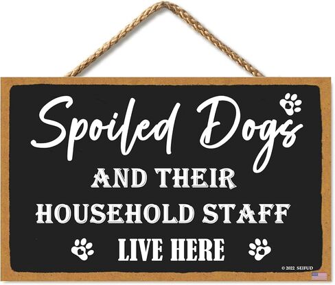 علامة الكلاب المدللة وموظفيها يعيشون هنا، 11 × 6 بوصة لافتة خشبية معلقة لديكور المنزل، لافتات عائلية لهدية ديكور المنزل، هدايا علامة ديكور غرفة الكلب، علامة فنية جدارية لديكور المنزل (CA7US-022) in Kuwait