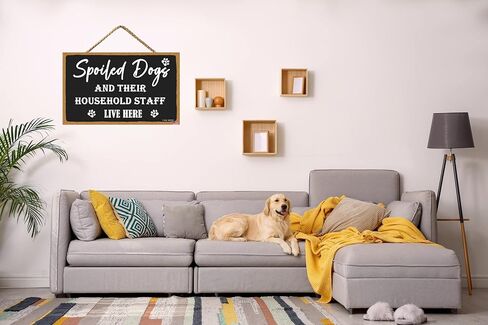 علامة الكلاب المدللة وموظفيها يعيشون هنا، 11 × 6 بوصة لافتة خشبية معلقة لديكور المنزل، لافتات عائلية لهدية ديكور المنزل، هدايا علامة ديكور غرفة الكلب، علامة فنية جدارية لديكور المنزل (CA7US-022) in Kuwait