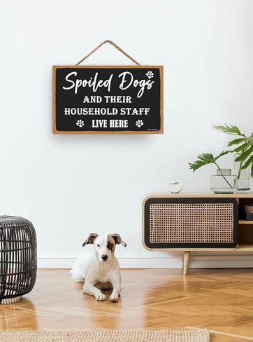 علامة الكلاب المدللة وموظفيها يعيشون هنا، 11 × 6 بوصة لافتة خشبية معلقة لديكور المنزل، لافتات عائلية لهدية ديكور المنزل، هدايا علامة ديكور غرفة الكلب، علامة فنية جدارية لديكور المنزل (CA7US-022) in Kuwait