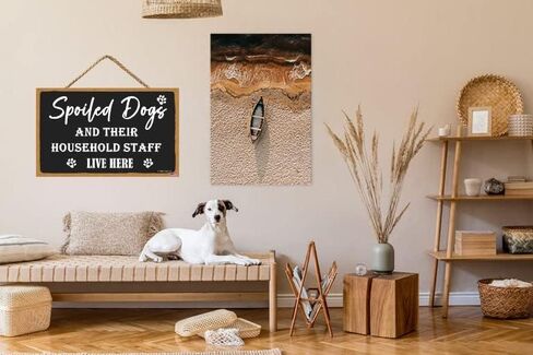 علامة الكلاب المدللة وموظفيها يعيشون هنا، 11 × 6 بوصة لافتة خشبية معلقة لديكور المنزل، لافتات عائلية لهدية ديكور المنزل، هدايا علامة ديكور غرفة الكلب، علامة فنية جدارية لديكور المنزل (CA7US-022) in Kuwait