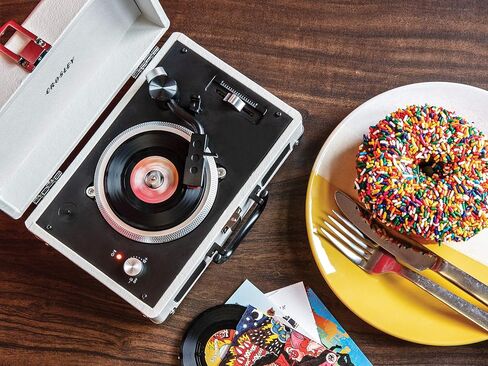 حقيبة كروسلي CR8050A-WS قرص دوار صغير لسجلات الفينيل مقاس 3 بوصات، رمل أبيض in Kuwait