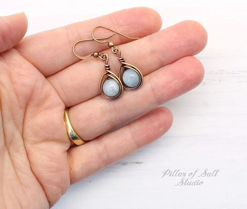 أقراط نحاسية صلبة مصنوعة يدويًا بأحجار كريمة من الزبرجد (نحاس عتيق، قطرة 1 بوصة) in Kuwait