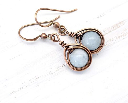 أقراط نحاسية صلبة مصنوعة يدويًا بأحجار كريمة من الزبرجد (نحاس عتيق، قطرة 1 بوصة) in Kuwait