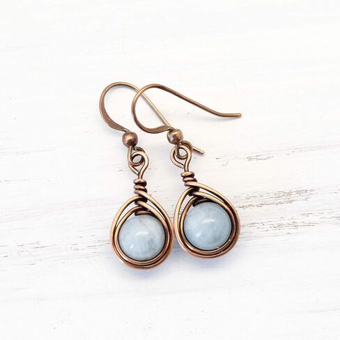 أقراط نحاسية صلبة مصنوعة يدويًا بأحجار كريمة من الزبرجد (نحاس عتيق، قطرة 1 بوصة) in Kuwait