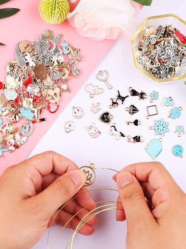 1100 قطعة من سحر متنوعة لصنع المجوهرات من Kalolary، سوار من المينا الملونة، حلية معدنية، حلية من المينا مطلية بالفضة والذهب، للأقراط، القلادة، السوار، المعلقات، صناعة يدوية in Kuwait