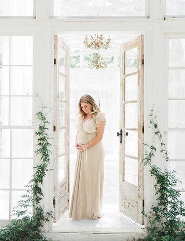 فستان للحمل بأكمام واسعة مطوي على شكل آلهة يونانية/فستان طويل برقبة على شكل حرف V لالتقاط الصور لحفلة استقبال المولود الجديد in Kuwait