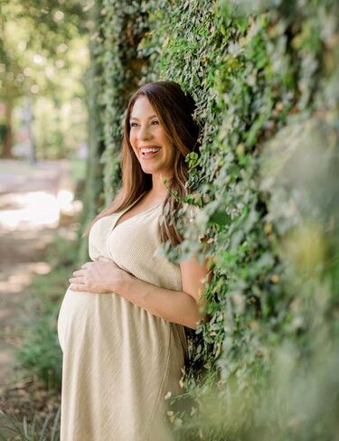 فستان للحمل بأكمام واسعة مطوي على شكل آلهة يونانية/فستان طويل برقبة على شكل حرف V لالتقاط الصور لحفلة استقبال المولود الجديد in Kuwait