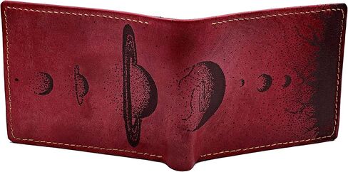 محفظة رجالية مصنوعة يدويًا من الجلد الطبيعي، محفظة ثنائية الطي، محفظة بنمط علم التنجيم الشمسي لنظام غالاكسي الشمسي - 3RE in Kuwait