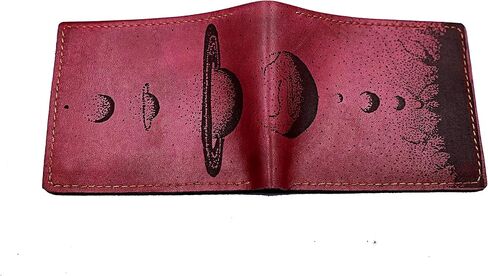 محفظة رجالية مصنوعة يدويًا من الجلد الطبيعي، محفظة ثنائية الطي، محفظة بنمط علم التنجيم الشمسي لنظام غالاكسي الشمسي - 3RE in Kuwait